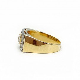Золотой перстень желтого с белым цвета с цирконом