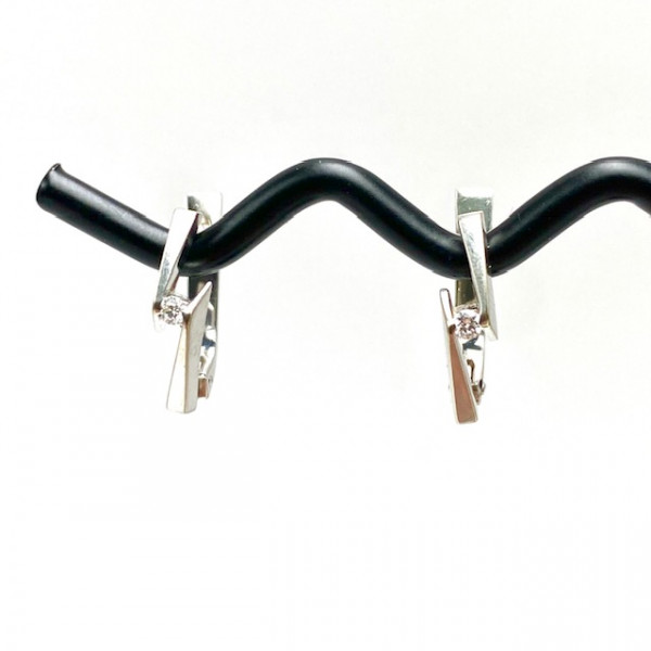 Золоті сережки у білому кольорі з білими діамантами