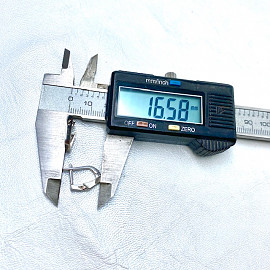 Золоті сережки у білому кольорі з білими діамантами