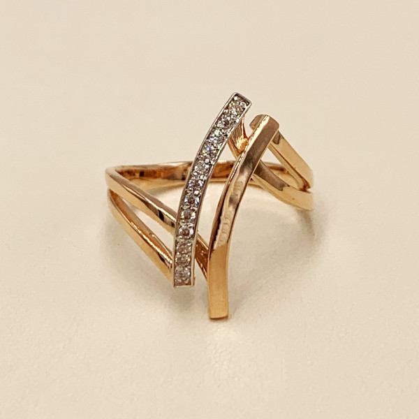 Золотое кольцо красного с белым цвета с цирконом