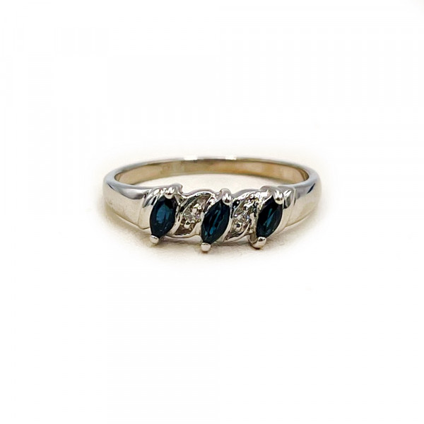 Кольцо из золота с синими корундами и белым бриллиантом