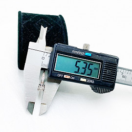 Золота каблучка білого кольору з білими діамантами