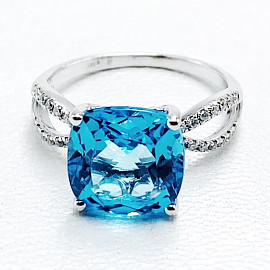 Каблучка з золота білого кольору з блакитним топазом та білими діамантами 01-200099431