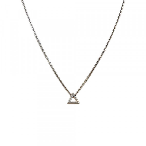 Золотое колье белого цвета