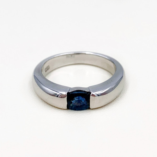 Золотое кольцо с синим корундом