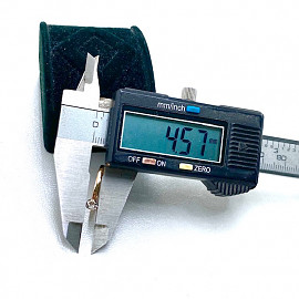 Золотое кольцо в красном с белым цвете с желтым бриллиантом