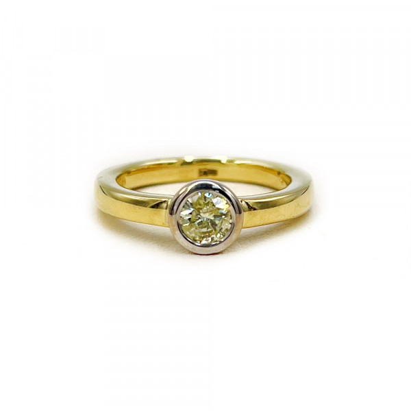 Золотое кольцо желтого с белым цвета