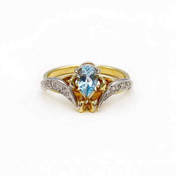 Золотое кольцо в желтом с белым цвете с голубым топазом и желтыми бриллиантами