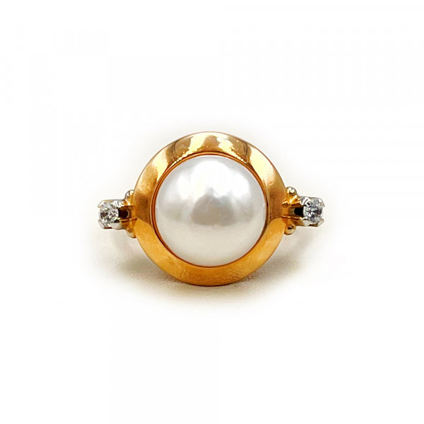 Кольцо из красного с белым золота с жемчугом и цирконом