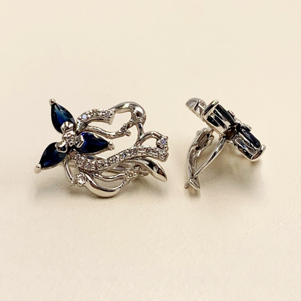 Золоті сережки білого кольору з синіми корундами та білими діамантами