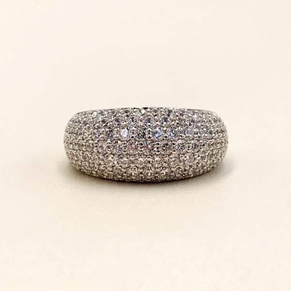 Золотое кольцо белого цвета с цирконом