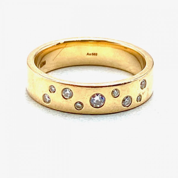 Обручка з золота червоного кольору з білими діамантами