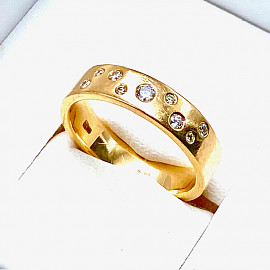 Обручка з золота червоного кольору з білими діамантами