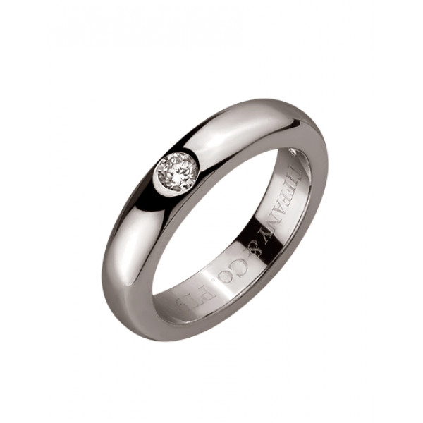 Обручальное кольцо из золота белого цвета с белым бриллиантом