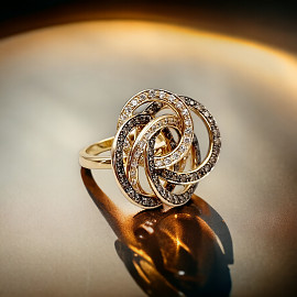 Кольцо из золота красного цвета с белыми бриллиантами