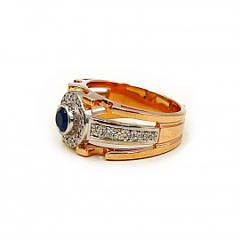 Перстень из золота в красном с белым цвете с синим корундом и желтыми и белыми бриллиантами