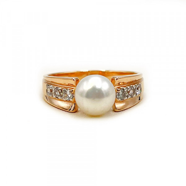 Золотое кольцо красного с белым цвета с жемчугом и цирконом