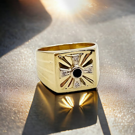Перстень из золота желтого цвета с белыми бриллиантами