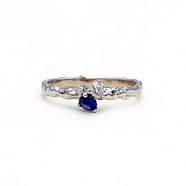 Золотое кольцо с синим корундом и белыми бриллиантами