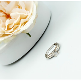 Кольцо из золота в белом цвете с белым бриллиантом