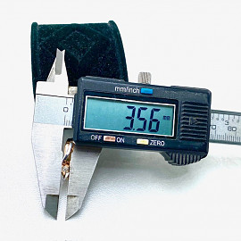 Золотое кольцо в красном с белым цвете с желтым бриллиантом