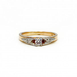 Золотое кольцо в красном с белым цвете с белым и желтыми бриллиантами