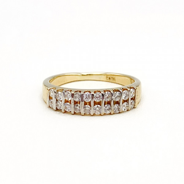Золотое кольцо в желтом с белым цвете с белыми бриллиантами