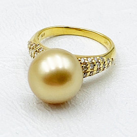 Золотое кольцо в желтом цвете с желтыми бриллиантами и жемчугом