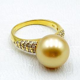 Золотое кольцо в желтом цвете с желтыми бриллиантами и цирконом