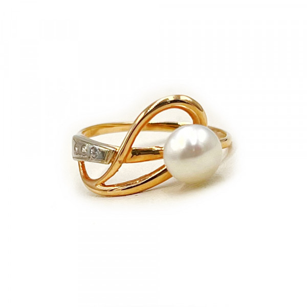 Золотое кольцо красного с белым цвета с жемчугом и цирконом