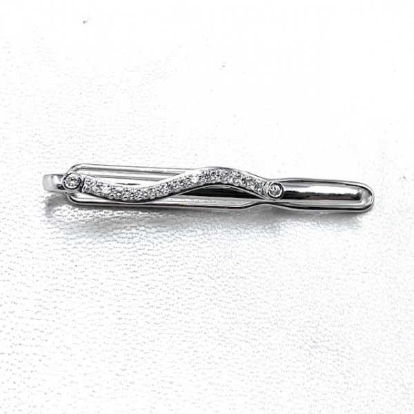 Булавка из золота белого цвета с желтыми бриллиантами