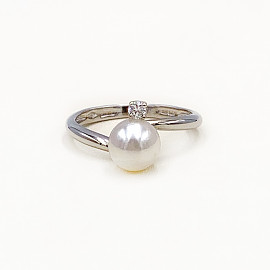 Золотое кольцо в белом цвете с жемчугом и цирконом