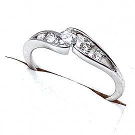 Кольцо из золота белого цвета с белыми бриллиантами