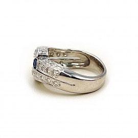 Каблучка з золота білого кольору з синіми корундами та білими діамантами