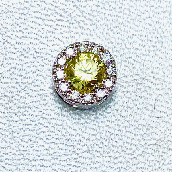 Золотой кулон белого цвета с желтыми бриллиантами и цирконом