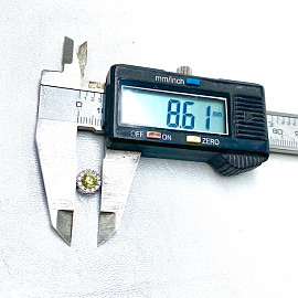 Золотой кулон белого цвета с желтыми бриллиантами и цирконом