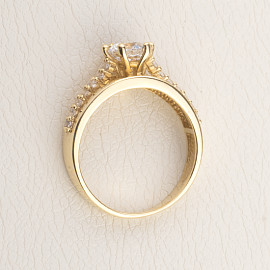 Золотое кольцо желтого цвета с цирконом