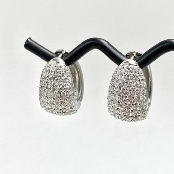 Золоті сережки білого кольору з білими діамантами