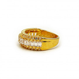 Золотое кольцо желтого цвета с цирконом