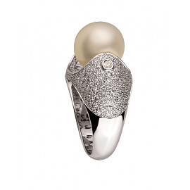 Золотое кольцо в белом цвете с белыми бриллиантами и жемчугом