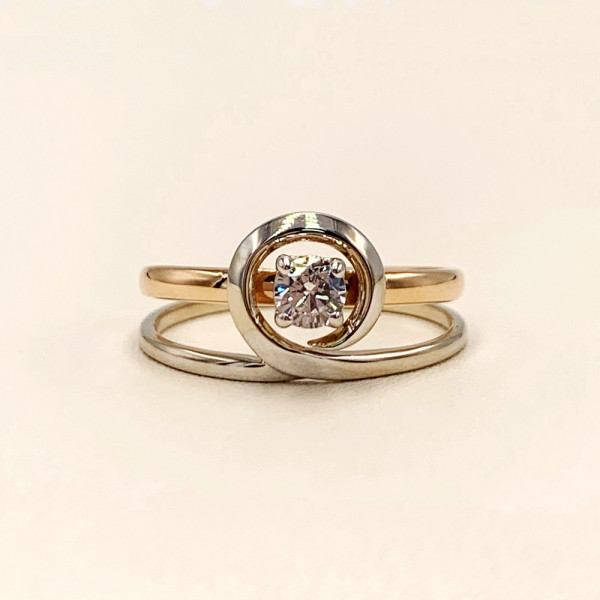 Кольцо из золота красного с белым цвета с цирконом