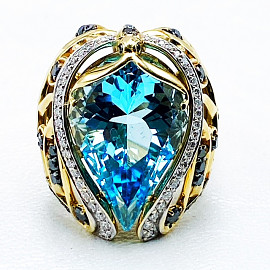Золотое кольцо желтого цвета с голубым топазом и белыми бриллиантами