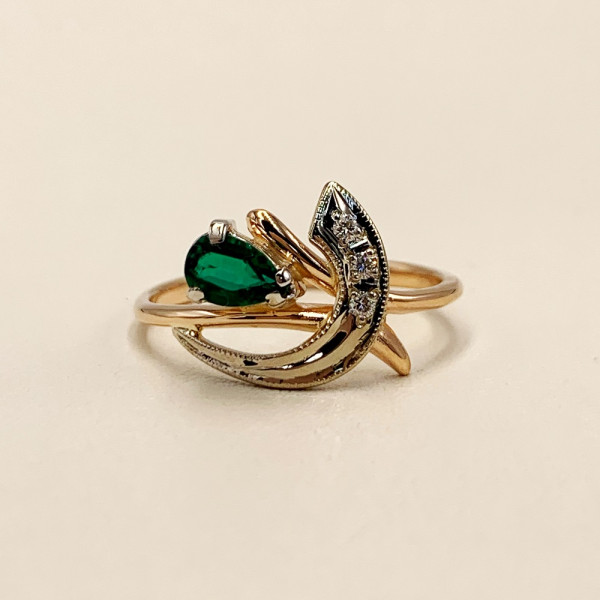 Золотое кольцо красного с белым цвета с белыми бриллиантами