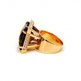 Кольцо из золота в красном цвете с дымчатым кварцем и белыми бриллиантами