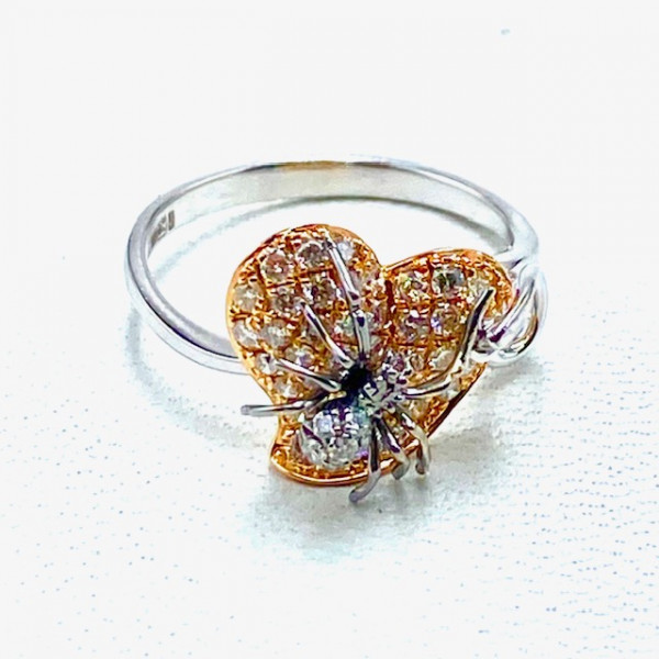 Золотое кольцо в красном с белым цвете с желтыми бриллиантами «Паук»