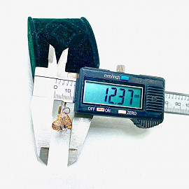 Золотое кольцо в красном с белым цвете с желтыми бриллиантами «Паук»