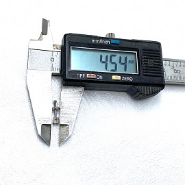 Сережки з золота білого кольору з жовтим діамантом