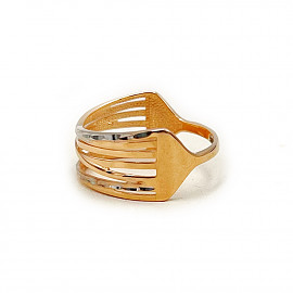 Золотое кольцо в красном с белым цвете