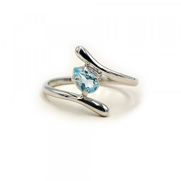 Каблучка з золота у білому кольорі з блакитним топазом