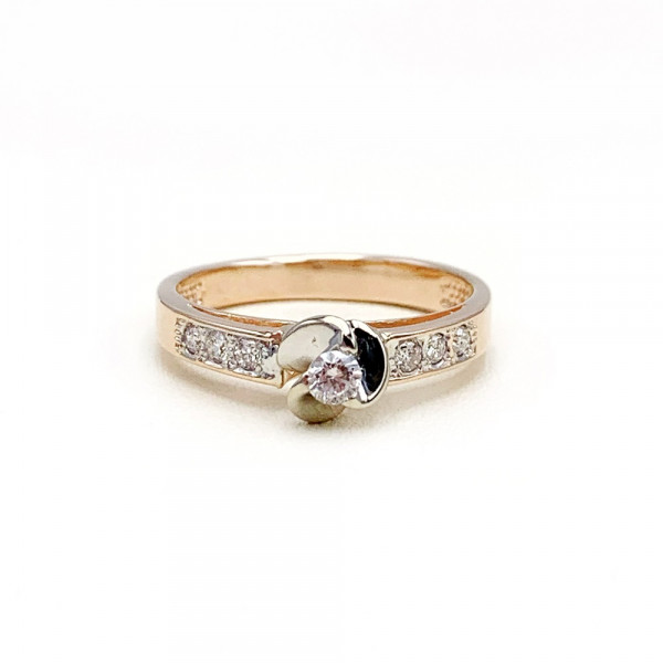 Золотое кольцо в красном с белым цвете с белыми бриллиантами
